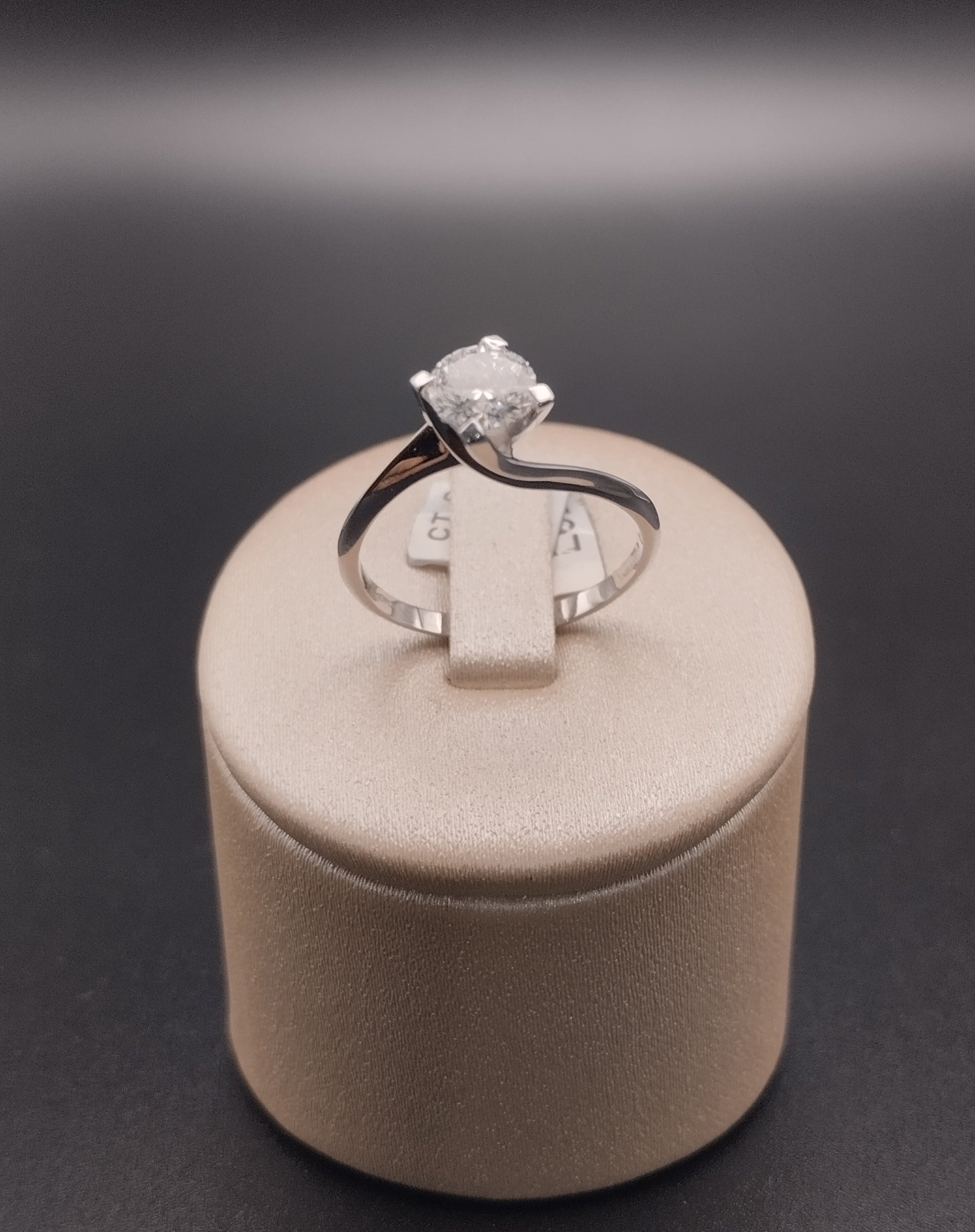 Anello Solitario Contrarié ct.0,67 Oro Bianco e Diamante Lab Grown