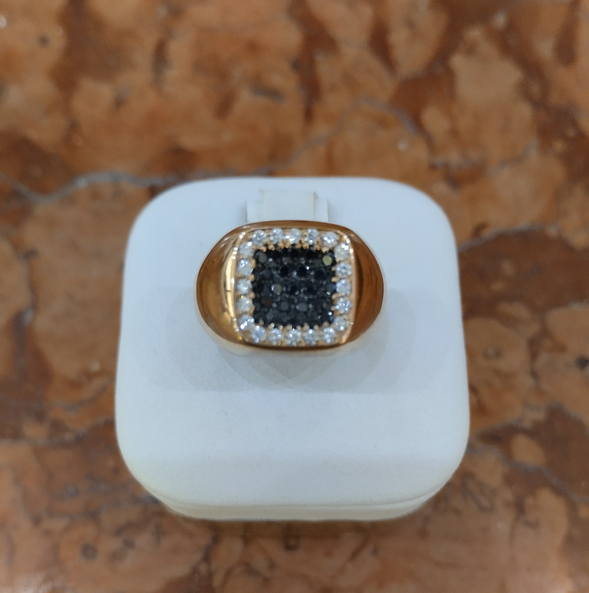 Anello Sigillo in Oro Rosa con Diamanti Bianchi e Neri — Creazione Gusci