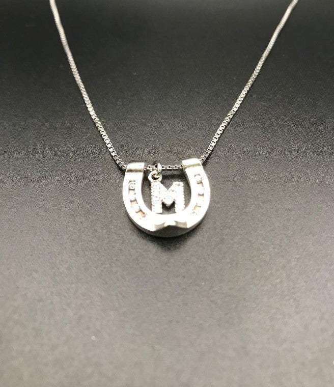 Collana Ferro di Cavallo con Iniziale Bianca — Horse Fever