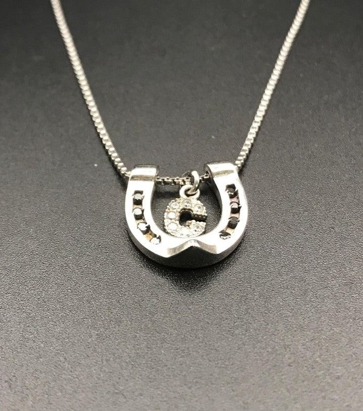 Collana Ferro di Cavallo con Iniziale Nera — Horse Fever