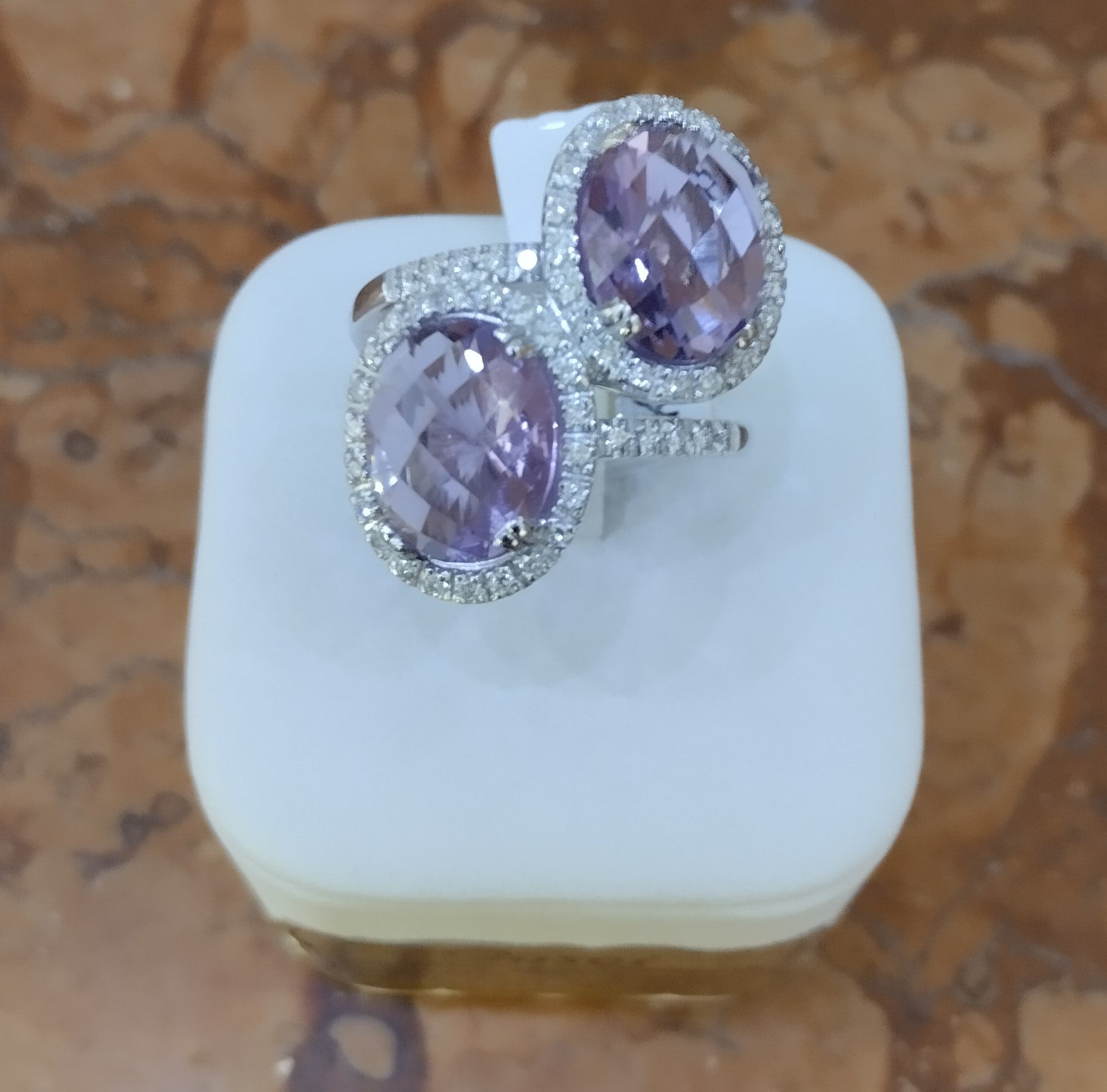 Anello in Oro Bianco con Diamanti e Ametiste — Creazione Gusci