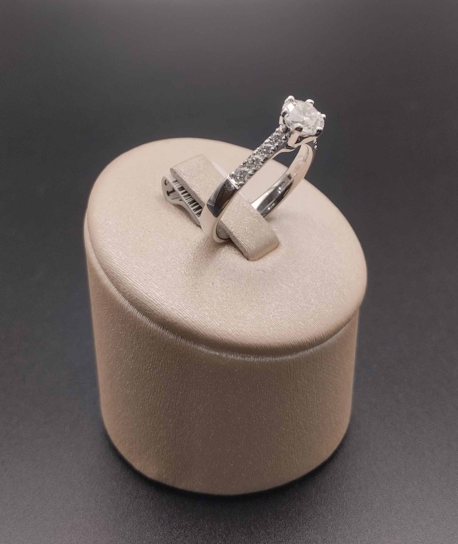 Anello Solitario Sei Punte Oro Bianco e Diamante Lab Grown