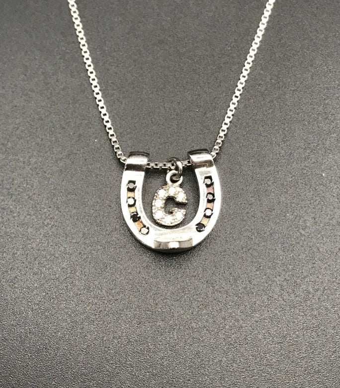 Collana Ferro di Cavallo con Iniziale Nera — Horse Fever