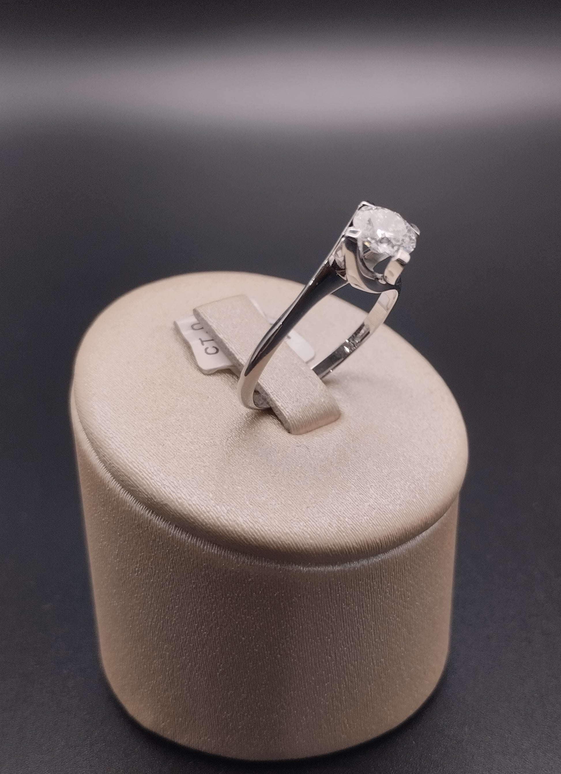 Anello Solitario Contrarié ct.0,67 Oro Bianco e Diamante Lab Grown