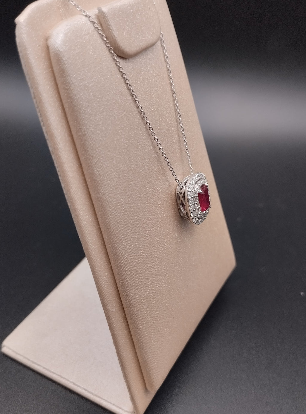 Collana in Oro Bianco con Diamanti e Rubino — Creazione Gusci