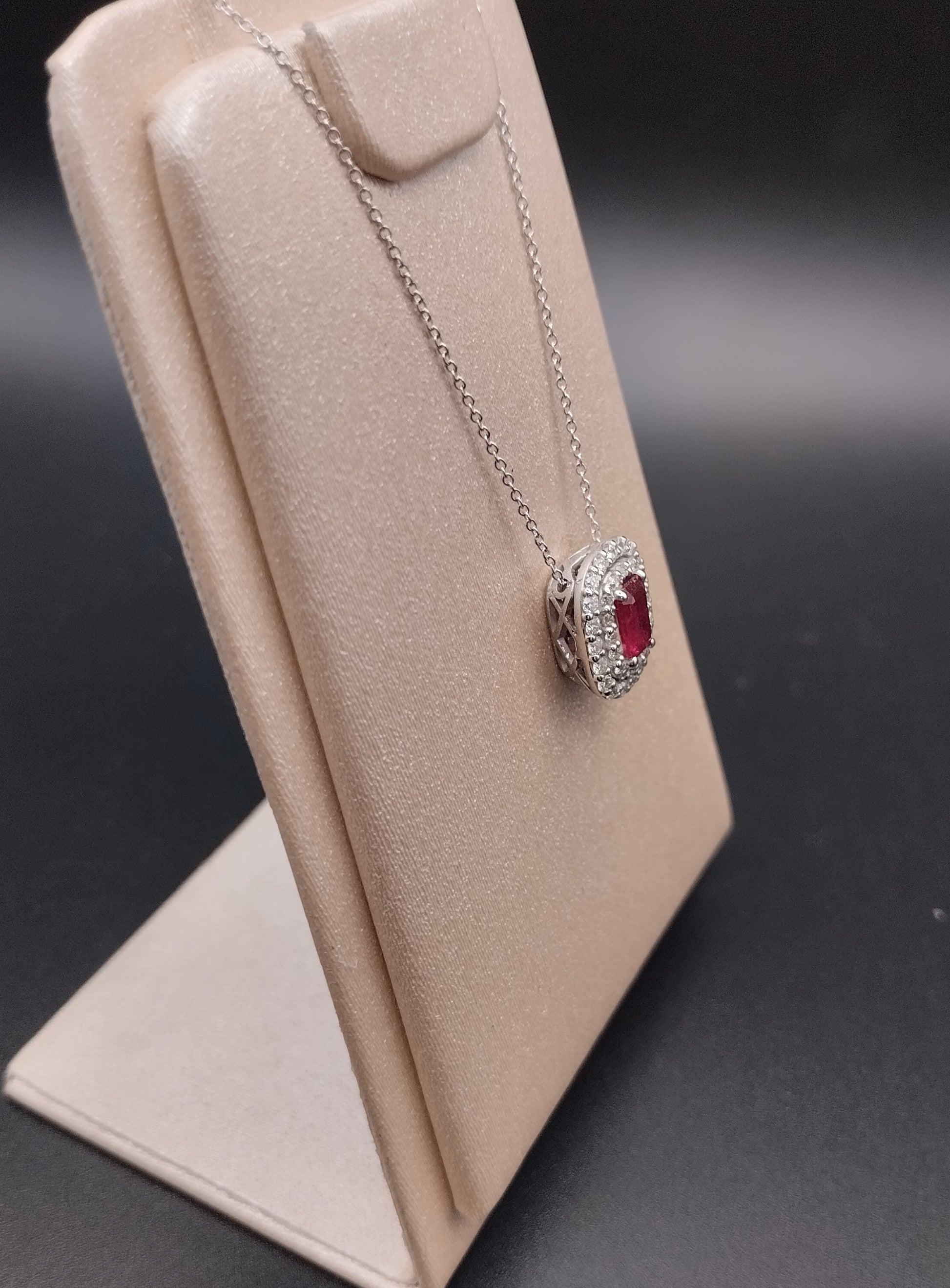 Collana in Oro Bianco con Diamanti e Rubino — Creazione Gusci