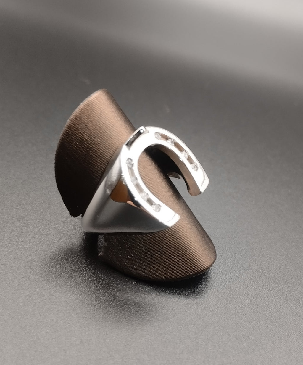 Anello Sigillo con Ferro Bianco — Horse Fever