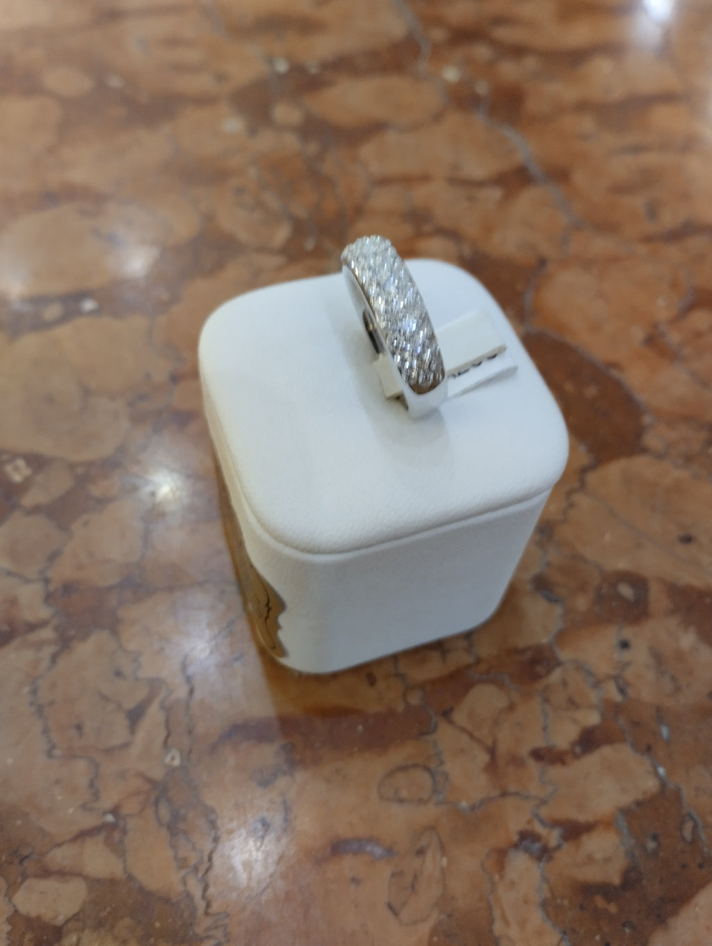Anello Fascia in Oro Bianco con Diamanti 1,19 ct — Creazione Gusci