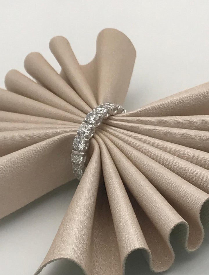 Anello Eternity Oro Bianco e Diamanti Lab Grown