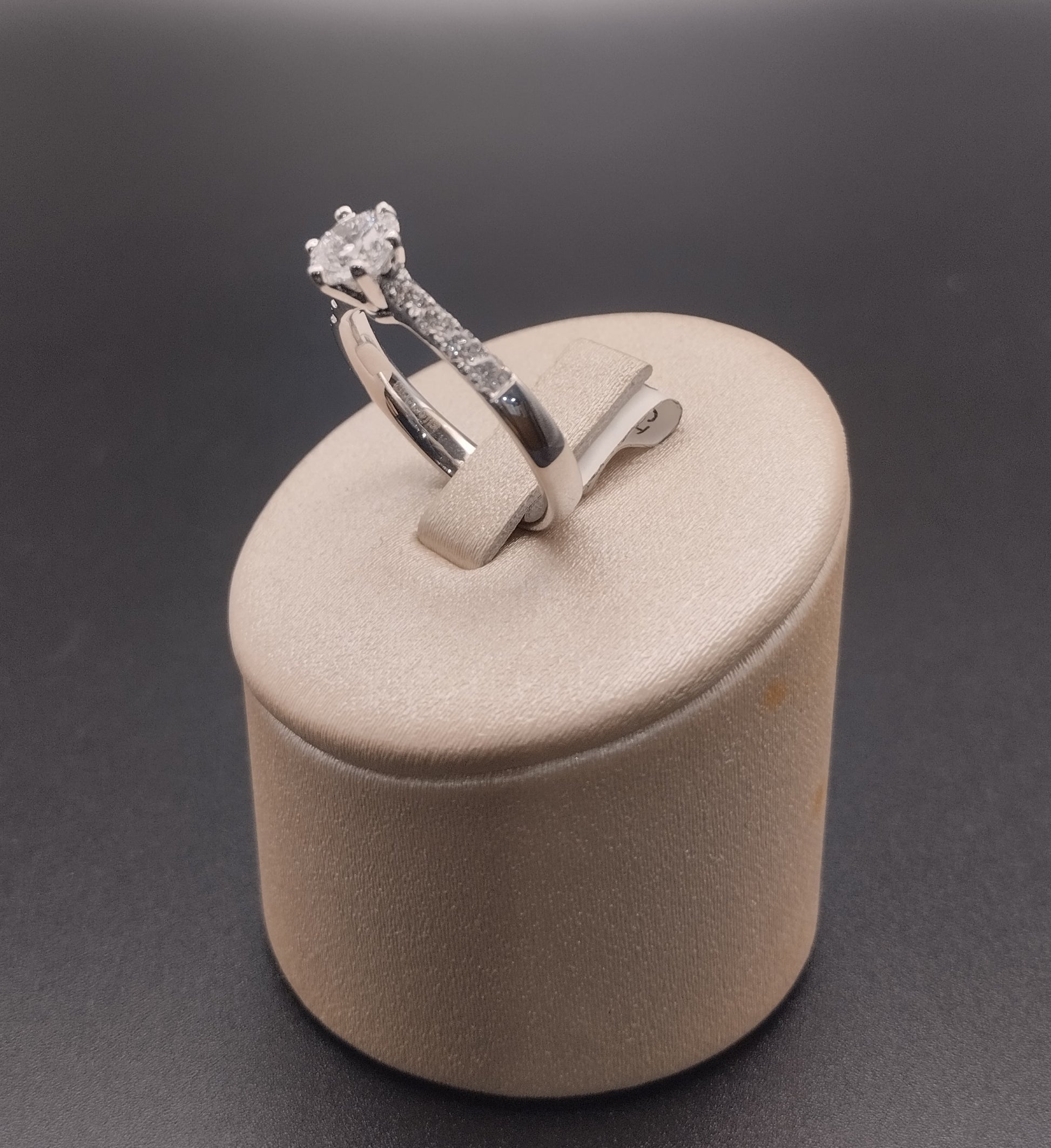 Anello Solitario Sei Punte Oro Bianco e Diamante Lab Grown