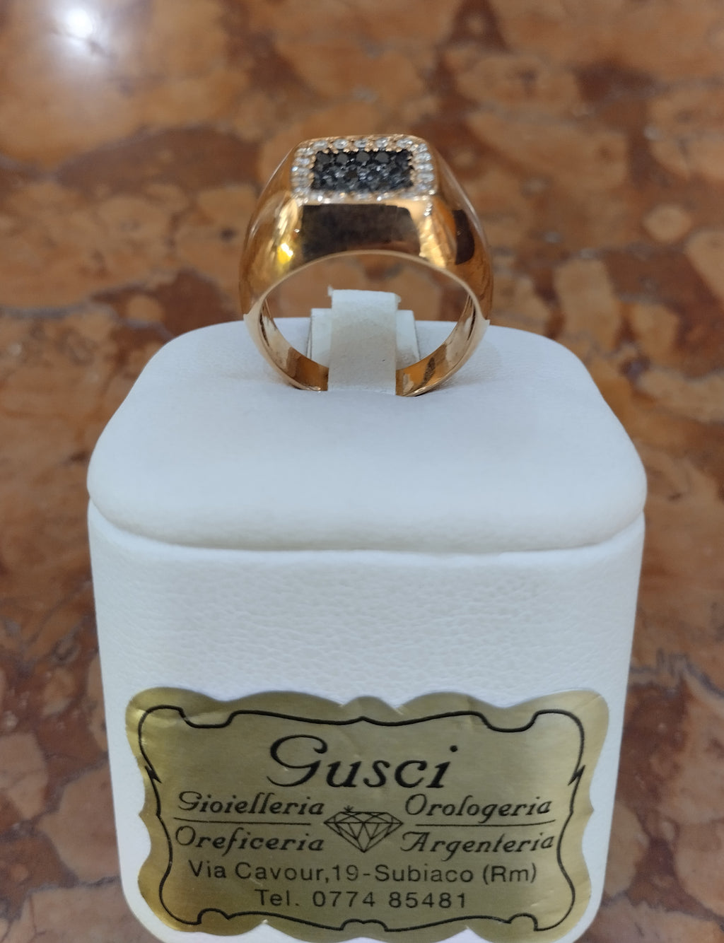 Anello Sigillo in Oro Rosa con Diamanti Bianchi e Neri — Creazione Gusci