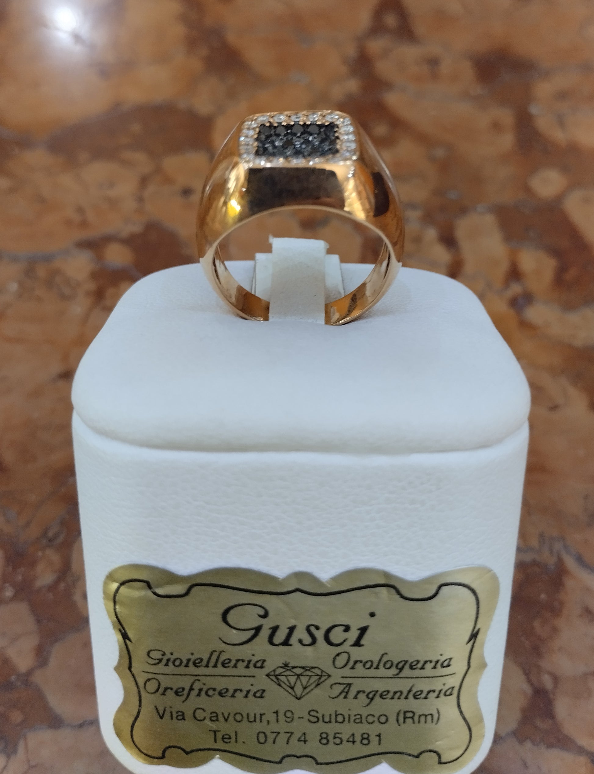Anello Sigillo in Oro Rosa con Diamanti Bianchi e Neri — Creazione Gusci