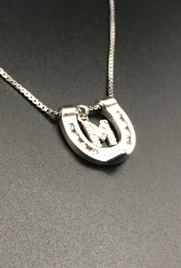 Collana Ferro di Cavallo con Iniziale Bianca — Horse Fever