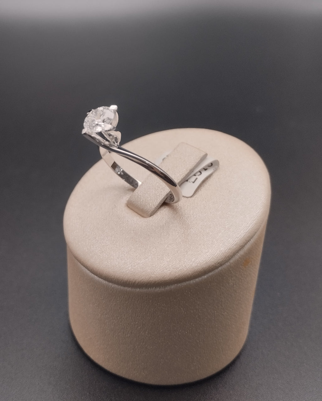 Anello Solitario Contrarié ct.0,67 Oro Bianco e Diamante Lab Grown