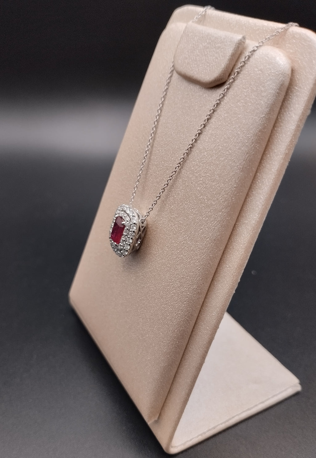 Collana in Oro Bianco con Diamanti e Rubino — Creazione Gusci