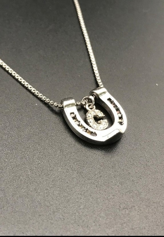 Collana Ferro di Cavallo con Iniziale Nera — Horse Fever