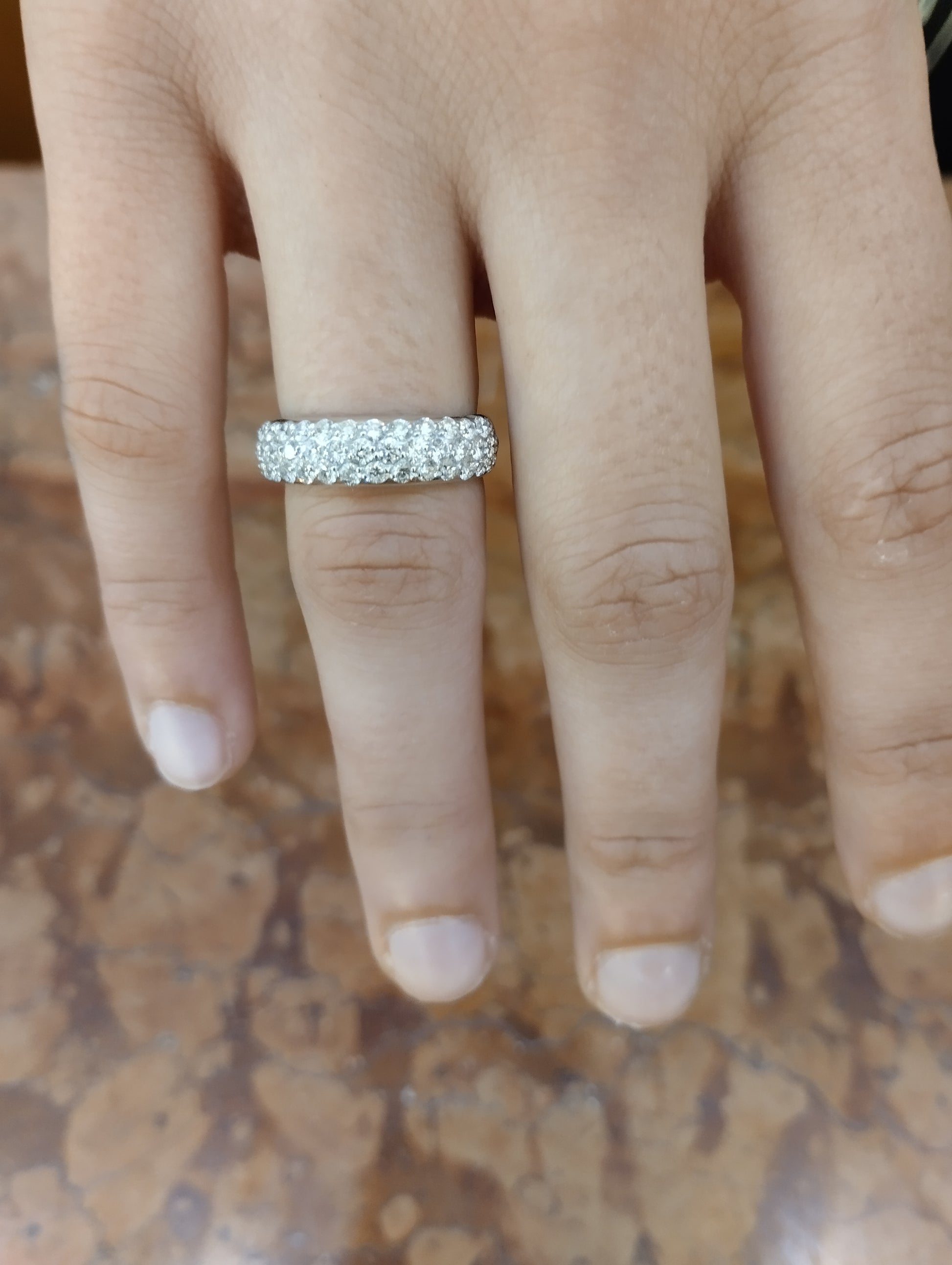 Anello Fascia in Oro Bianco con Diamanti 1,19 ct — Creazione Gusci