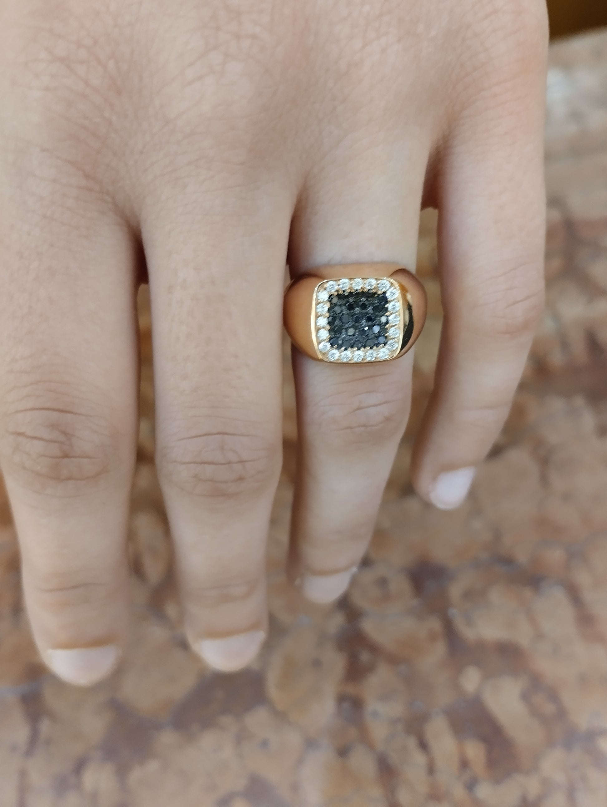 Anello Sigillo in Oro Rosa con Diamanti Bianchi e Neri — Creazione Gusci