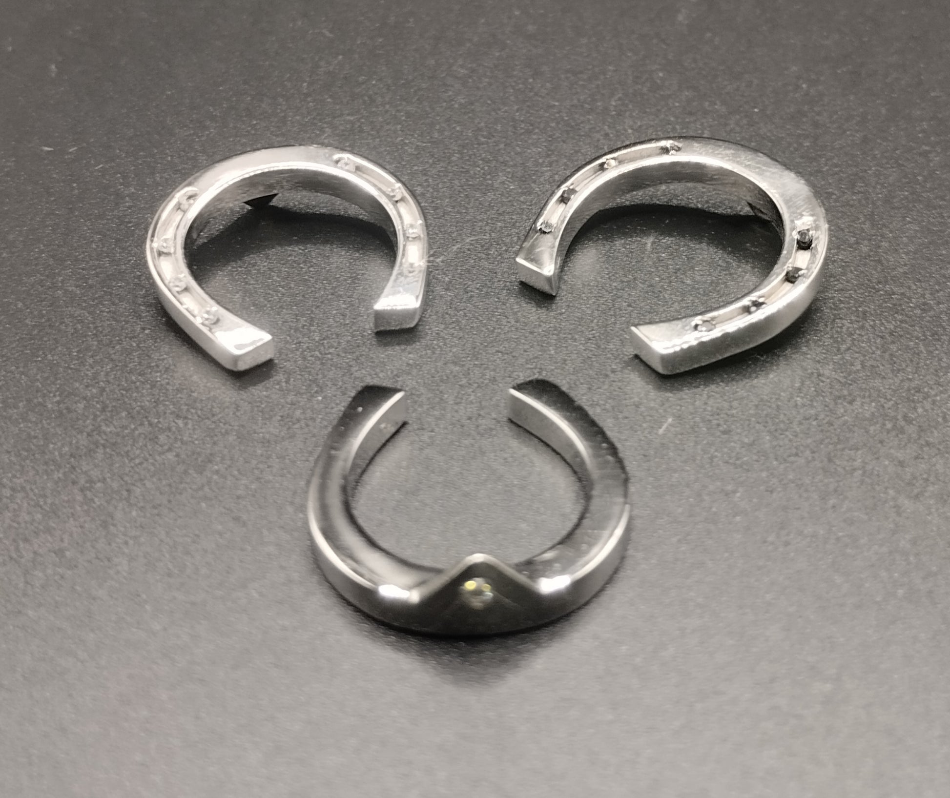 Anello Ferro di Cavallo Nero — Horse Fever