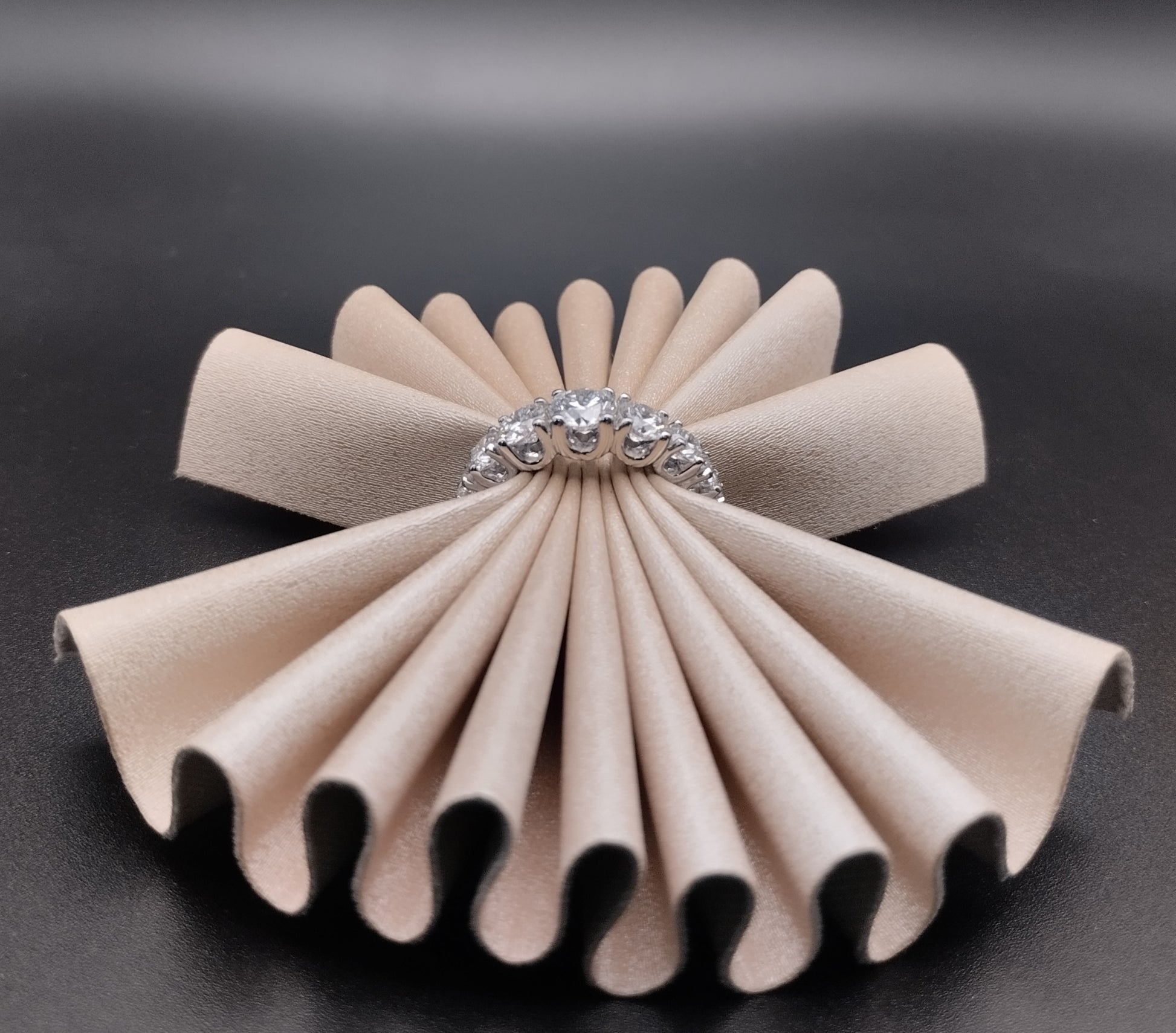 Anello Veretta Sette Pietre Oro Bianco e Diamanti Lab Grown