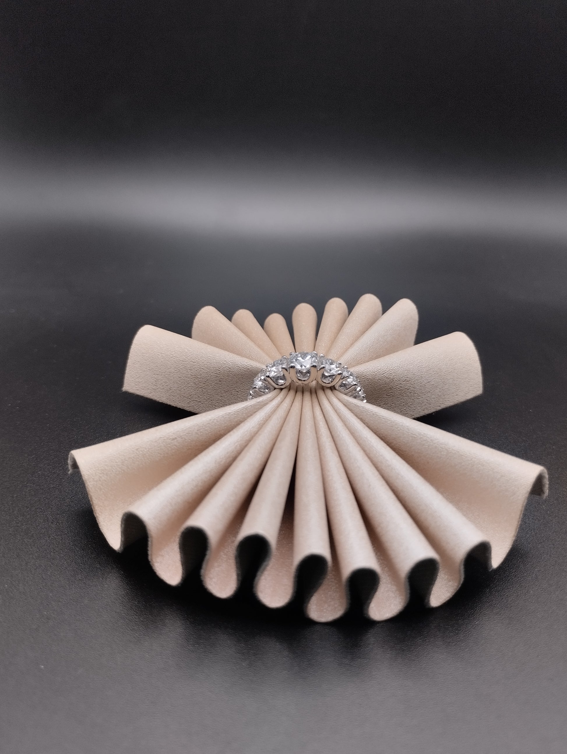 Anello Veretta Sette Pietre Oro Bianco e Diamanti Lab Grown