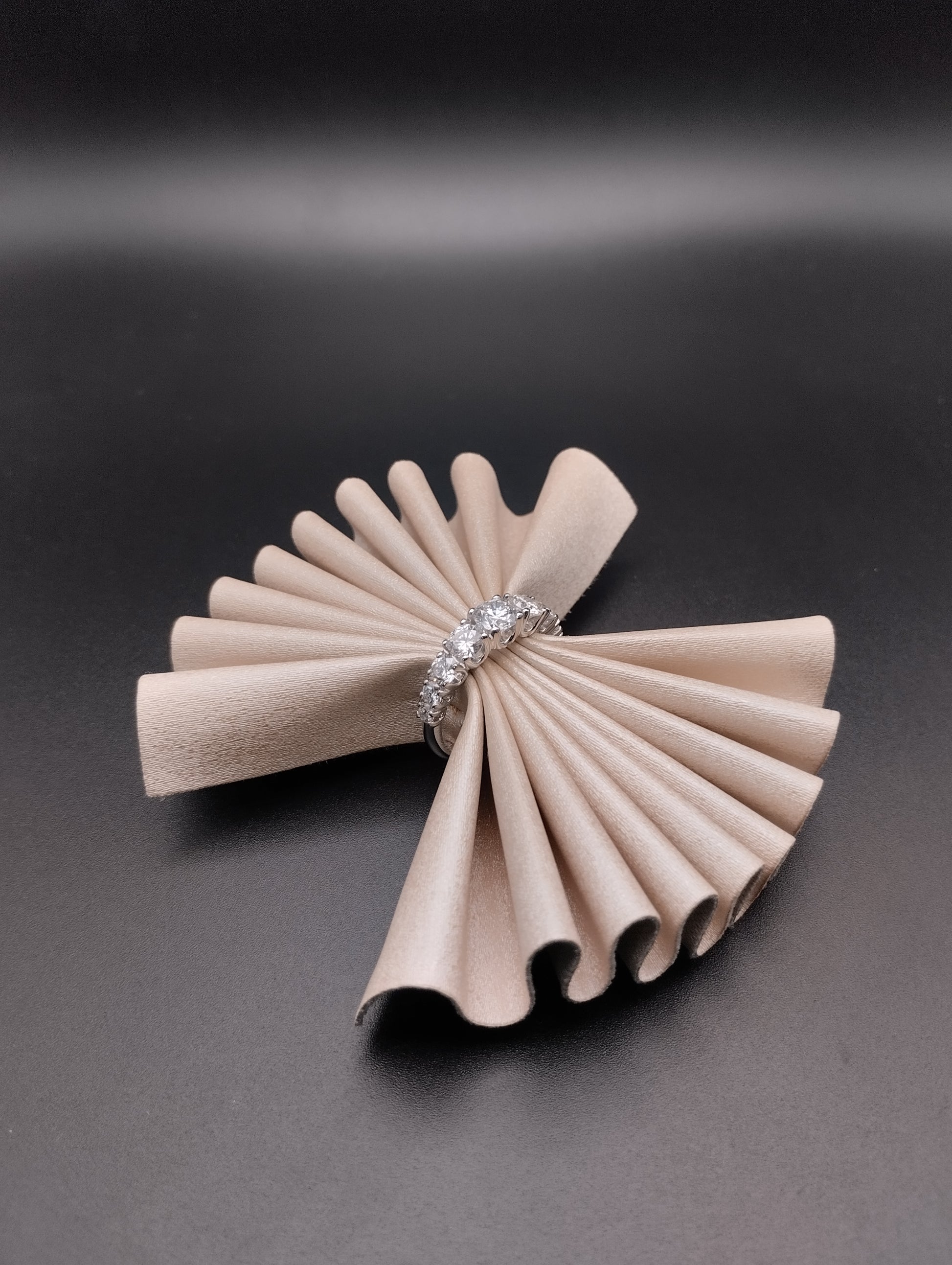 Anello Veretta Sette Pietre Oro Bianco e Diamanti Lab Grown