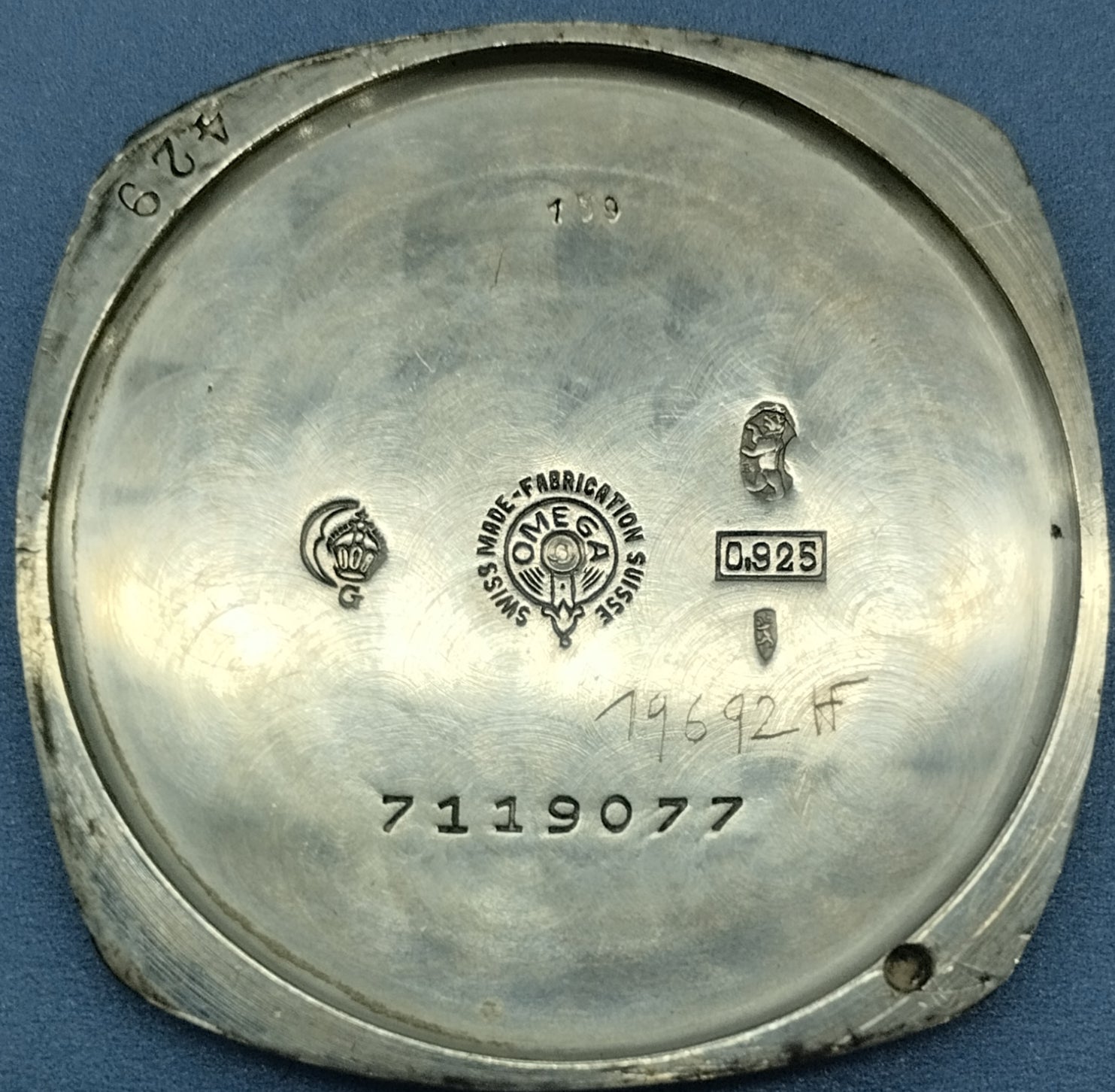 Omega Art-Déco Vintage 1923 — Cassa in Argento 925 a Cuscino