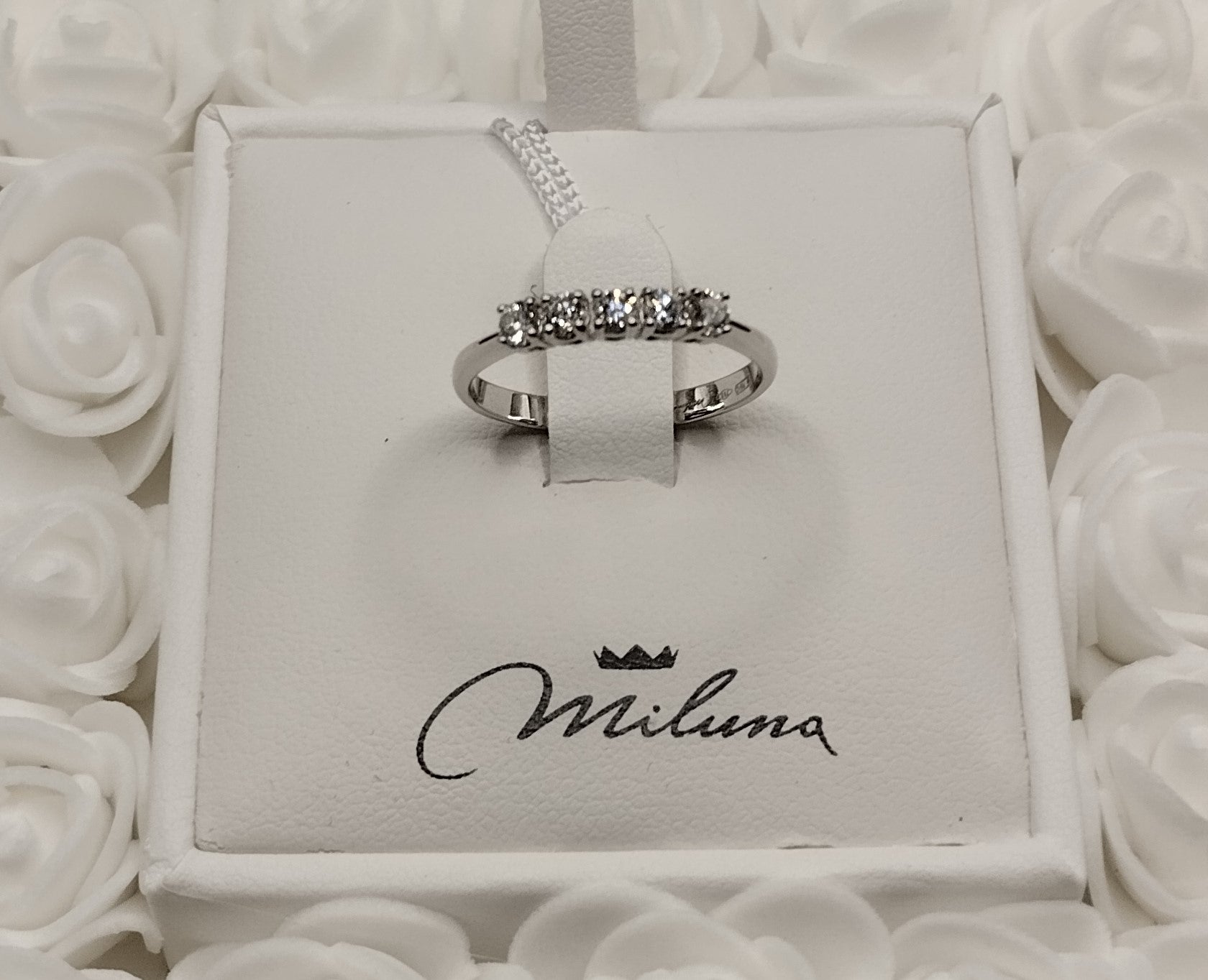 Anello Veretta Piccola Miluna in Oro Bianco e Diamanti