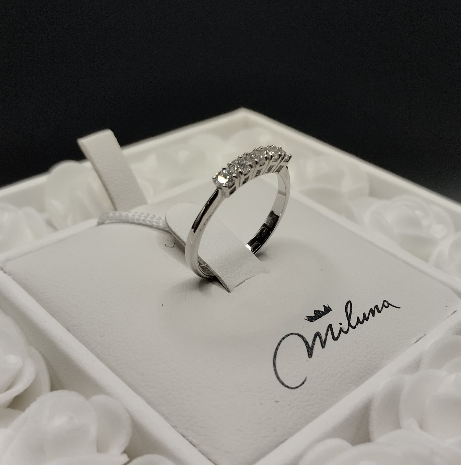 Anello Veretta Piccola Miluna in Oro Bianco e Diamanti